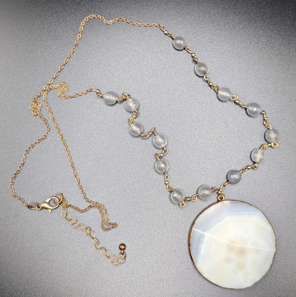 Elegant Gold and White Agate Crystal Pendant Necklace